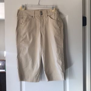 🤩 Light Khaki Ladies Bermuda Shorts. Perfect.